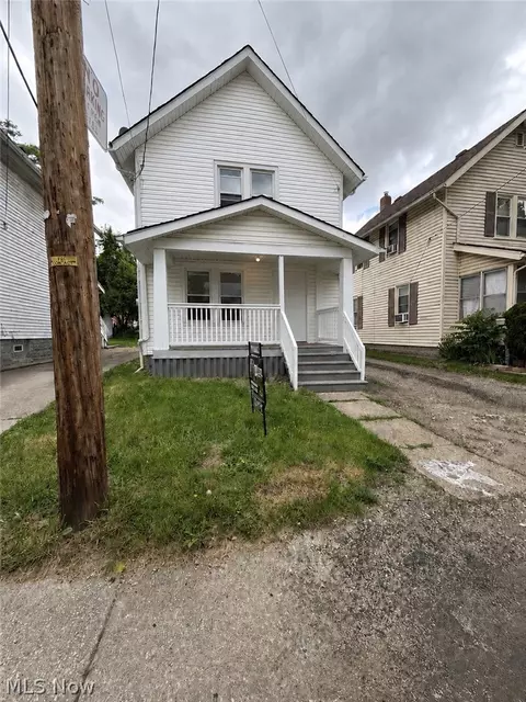802 Clay Dr, Akron, OH 44311