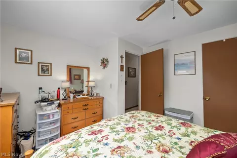 Bedroom - 829 Delaware Ave, Elyria, OH 44035 photo 4 of 11