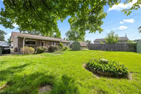 Exterior - 829 Delaware Ave, Elyria, OH 44035 photo 6 of 8