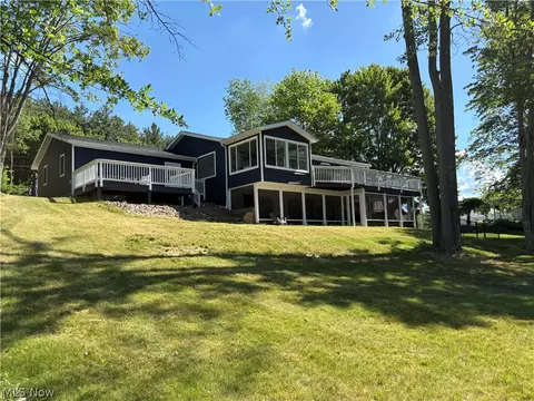 2396 Plum Creek Dr, Roaming Shores, OH 44084