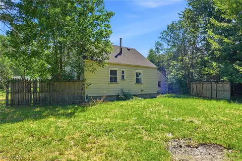 Exterior - 1620 Cedar Dr, Lorain, OH 44052 photo 4 of 5