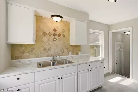 Entry Way - 1620 Cedar Dr, Lorain, OH 44052 photo 1 of 4