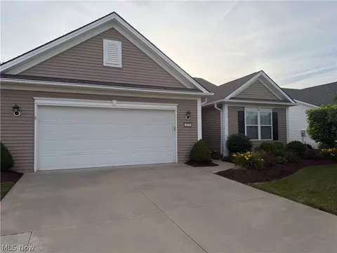 484 Water Pointe Ln, Brunswick, OH 44212