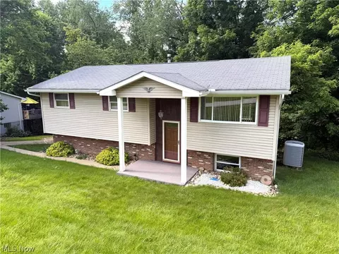 791 N Overlook Dr, Wintersville, OH 43953