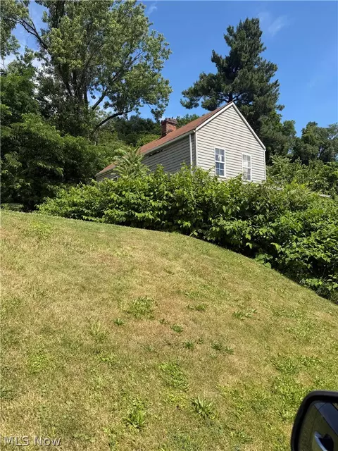 1209 N 8th St, Martins Ferry, OH 43935