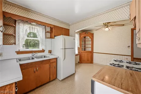 Kitchen - 47 Renee Dr, Struthers, OH 44471 photo 2 of 4