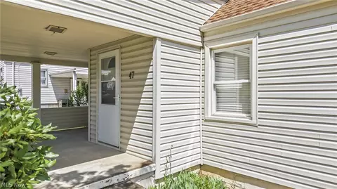Entry Way - 47 Renee Dr, Struthers, OH 44471 photo 1 of 2