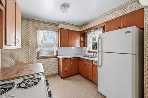 Kitchen - 47 Renee Dr, Struthers, OH 44471 photo 3 of 4