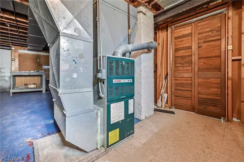 Entry Way - 47 Renee Dr, Struthers, OH 44471 photo 2 of 2