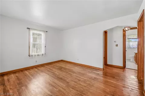 Living - 47 Renee Dr, Struthers, OH 44471 photo 2 of 3