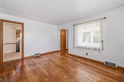 Living - 47 Renee Dr, Struthers, OH 44471 photo 3 of 3