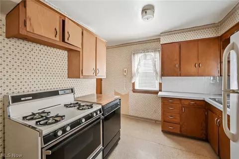 Kitchen - 47 Renee Dr, Struthers, OH 44471 photo 4 of 4