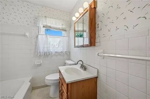 Bath - 47 Renee Dr, Struthers, OH 44471 photo 1 of 2