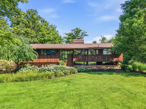 8886 Southbrook Trl, Chagrin Falls, OH 44023