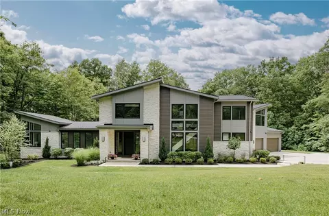 8070 Tulip Ln, Chagrin Falls, OH 44023