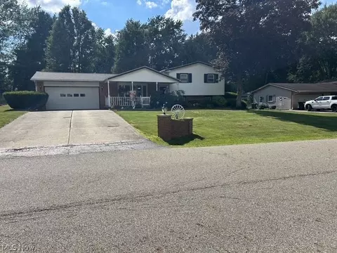 8639 Candlewood Ave NW, North Canton, OH 44720