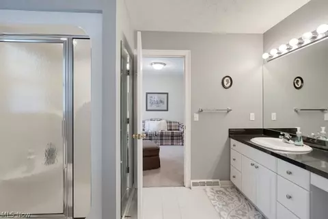 Bath - 6460 Laura Ln, Solon, OH 44139 photo 3 of 10