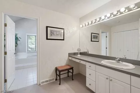 Bath - 6460 Laura Ln, Solon, OH 44139 photo 9 of 10