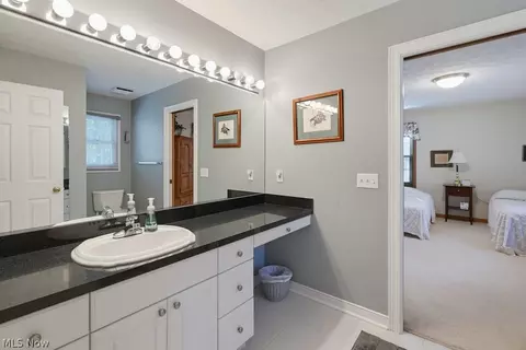 Bath - 6460 Laura Ln, Solon, OH 44139 photo 4 of 10