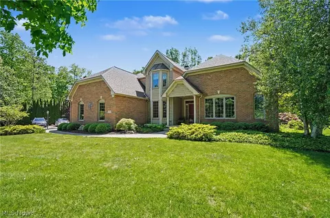 1250 Woodsview Dr, Akron, OH 44313