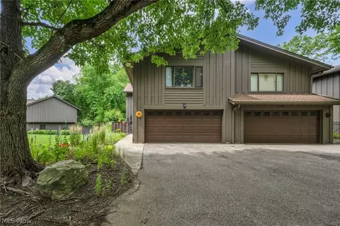 7444 Millrace Ln, Sagamore Hills, OH 44067