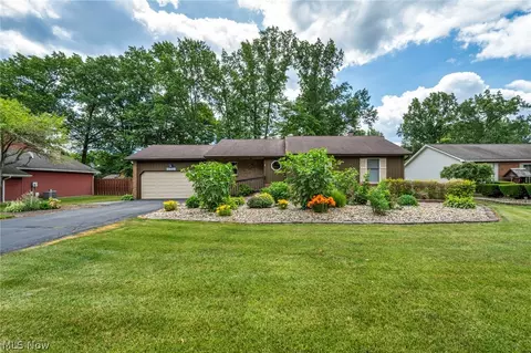 2608 Pine Oak Ct, Niles, OH 44446