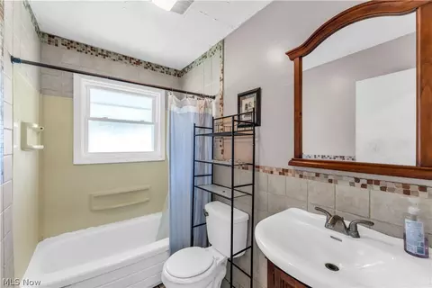 Bath - 567 Walnut St, Elyria, OH 44035 photo 1 of 1