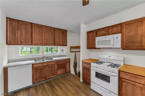 Kitchen - 567 Walnut St, Elyria, OH 44035 photo 2 of 3