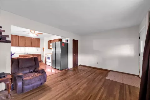 Living - 567 Walnut St, Elyria, OH 44035 photo 2 of 4