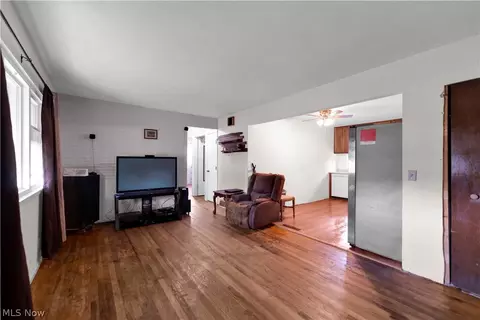 Living - 567 Walnut St, Elyria, OH 44035 photo 3 of 4