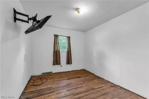 Bedroom - 567 Walnut St, Elyria, OH 44035 photo 3 of 5