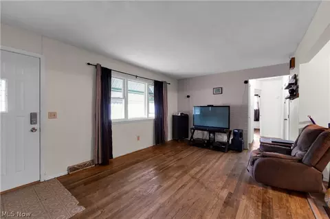 Living - 567 Walnut St, Elyria, OH 44035 photo 4 of 4