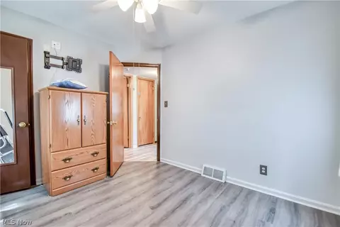 Bedroom - 30104 Phillips Ave, Wickliffe, OH 44092 photo 5 of 9