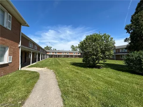 4871 Banbury Ct #15, Warrensville Heights, OH 44128