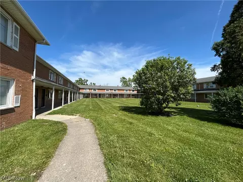 4871 Banbury Ct #15, Warrensville Heights, OH 44128