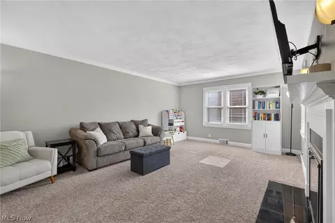 Living - 455 Ewing Rd, Boardman, OH 44512 photo 1 of 2