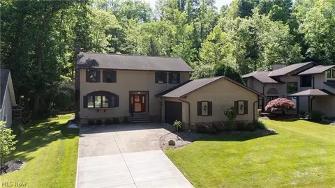 8365 Crinkleroot Clearing, Brecksville, OH 44141