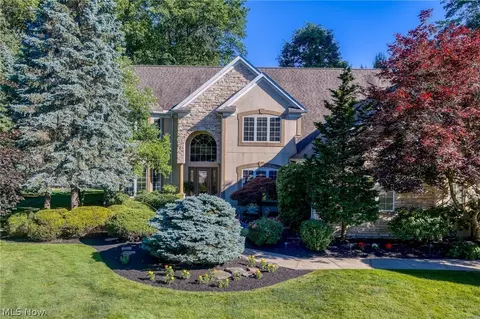 5808 Pinehurst Ct, Highland Heights, OH 44143