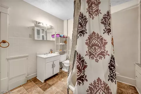 Bath - 56 Vesper St, Akron, OH 44310 photo 2 of 3