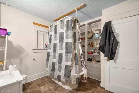 Bath - 56 Vesper St, Akron, OH 44310 photo 3 of 3