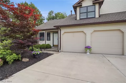700 Hampton Cir #8, Aurora, OH 44202