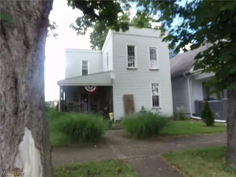 422 N Dawson St, Uhrichsville, OH 44683