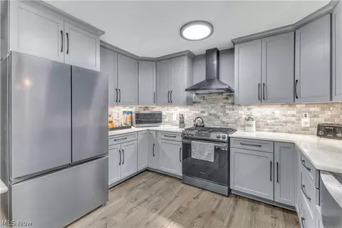 Kitchen - 40087 Hope Ct, Elyria, OH 44035 photo 4 of 5