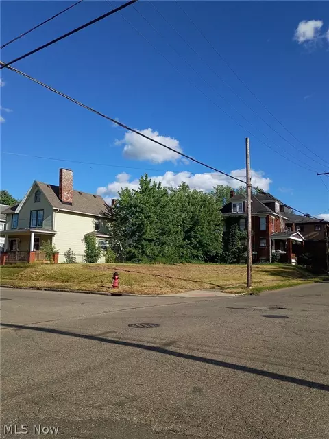 828 11th St NW, Canton, OH 44703