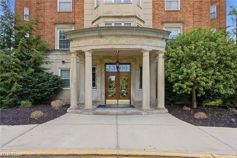13800 Fairhill Rd #419, Shaker Heights, OH 44120