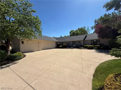 33009 Woodhaven Cir, North Ridgeville, OH 44039