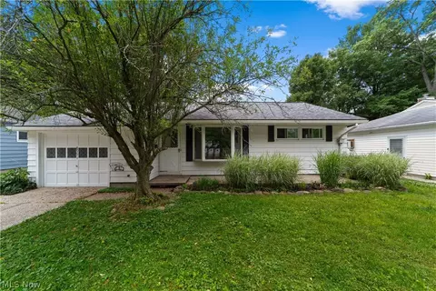 8991 Lynnhaven Rd, Parma Heights, OH 44130