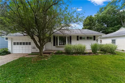 8991 Lynnhaven Rd, Parma Heights, OH 44130