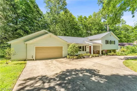 6821 Thornapple Dr, Gates Mills, OH 44040