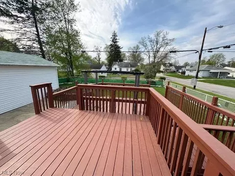 Exterior - 1061 Bell Ave, Elyria, OH 44035 photo 5 of 6